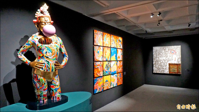 才仁．夏爾帕作品左起立體雕塑〈隊長—崛起〉、平面繪畫〈時輪〉、〈沉思者〉，融合當代藝術語彙與藏族傳統元素。（記者董柏廷攝）