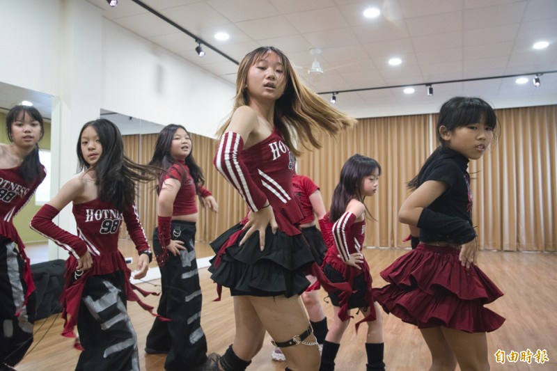 聽到音樂後就「自動啟動」，先前看似內向模樣完全消失。（記者劉人瑋攝）