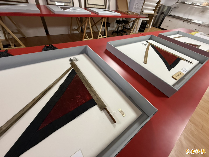 3支列為一般古物的北港朝天宮進香旗，經過將近一年修復，首次公開亮相。（記者李文德攝）