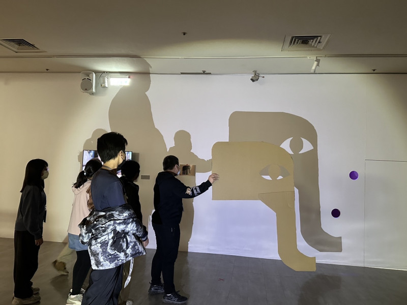 學員玩影子戲操作。（台南生活美學館提供）