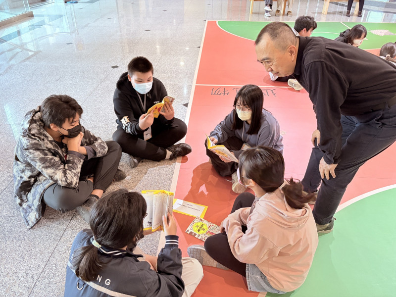 王友輝老師與青少年志工學員教學互動。（台南生活美學館提供）