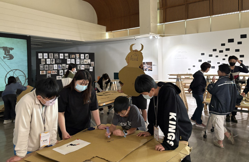 學員體驗影子戲製作方法。（台南生活美學館提供）