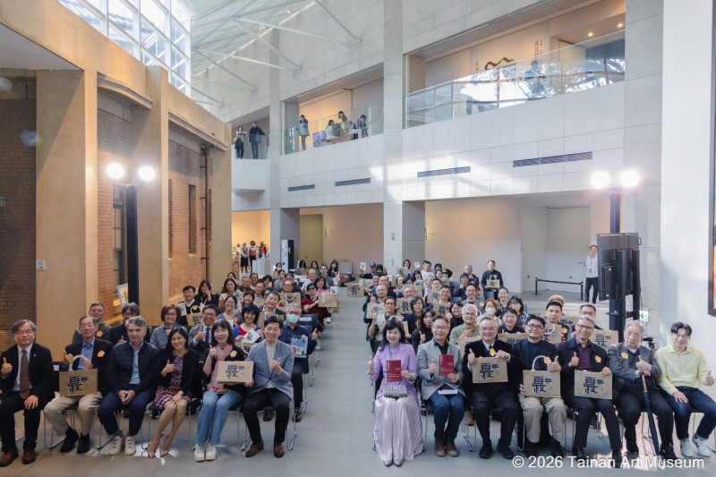 台南市美術館「美感．建築．博物館：漢寶德的南方系譜」展今日開幕式，到場貴賓合影留念。（南美館提供）