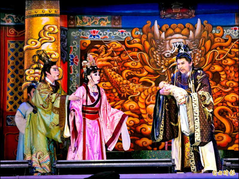 明華園總團青年軍昨晚回「娘家」潮州演出《王子復仇記》。（記者陳彥廷攝）