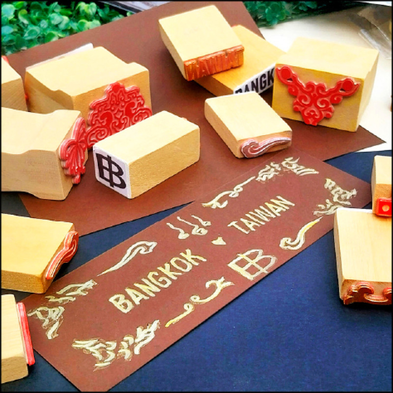 觀眾可透過牌匾印章結合個人手繪與文字，創作屬於自己想像的「未來招牌」。（郭俞霈提供）