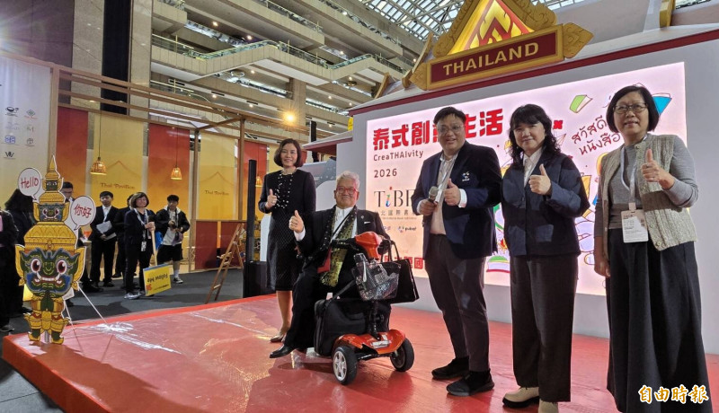 今年主題國泰國館於展前記者會開箱，台上左起泰國商務處處長李佩佩、書展基金會董事長郝明義、泰國出版暨書商協會納塔恭會長、文化部政次李靜慧、人文及出版司司長楊婷媜。（記者凌美雪攝）