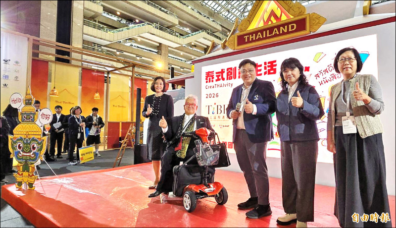 今年主題國泰國館於展前記者會開箱，台上左起泰國商務處處長李佩佩、書展基金會董事長郝明義、泰國出版暨書商協會會長納塔恭、文化部政次李靜慧、人文及出版司司長楊婷媜。（記者凌美雪攝）