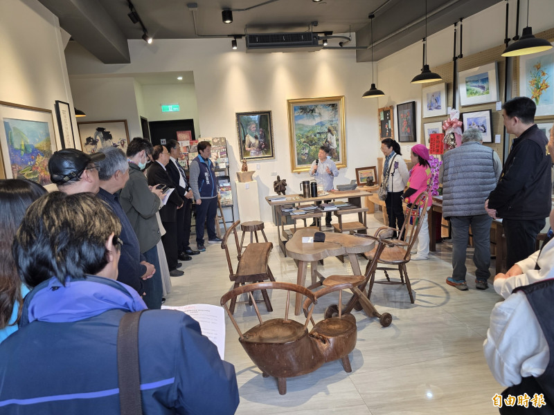 花蓮維納斯藝廊今天重新出發，吸引藝術愛好者參觀。（記者花孟璟攝）