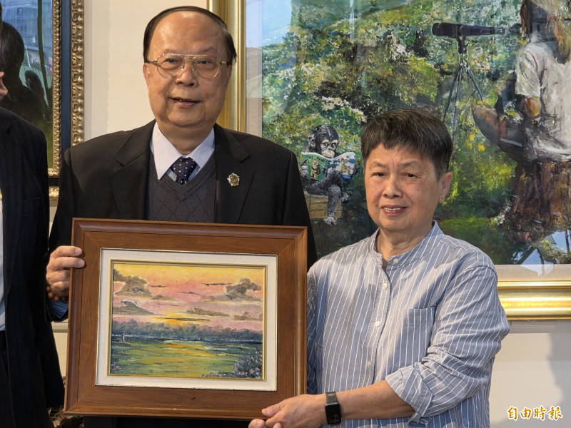 藝廊的房東北科大傑出校友張銘峰，不忍花蓮變文化沙漠，主動表示願意將房子給藝廊進駐。（記者花孟璟攝）