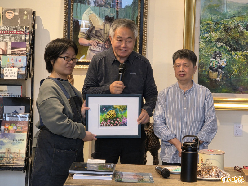 去年0403地震後重創停業的太魯閣山月村，村長鄭明岡（中）也來買畫，支持在地藝術家馬筱媛（左）。（記者花孟璟攝）
