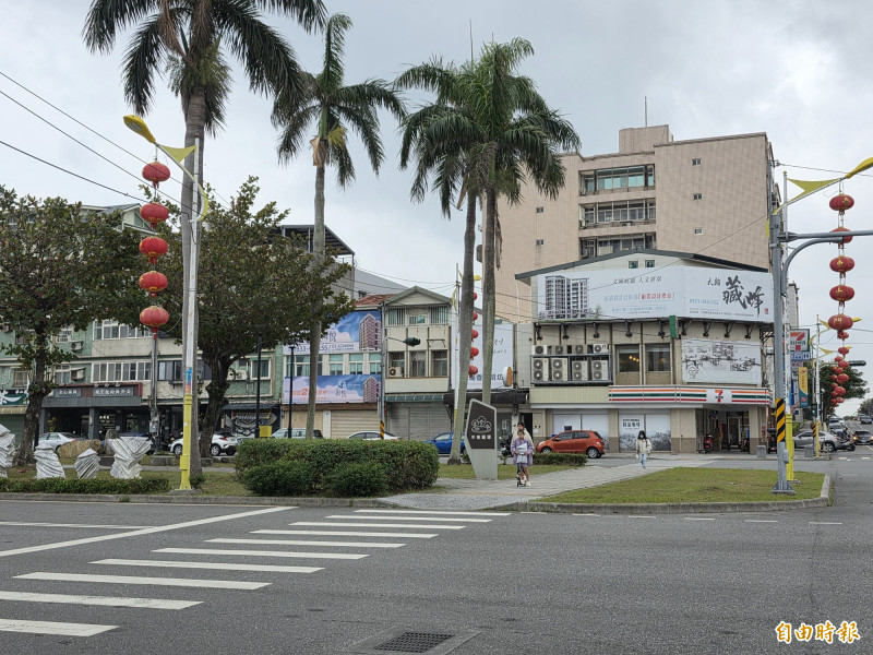 震後已拆除的翰品酒店對面的中美圓環也在藝廊斜對面，林滿津期盼將此改造成沒有圍牆的美術館。（記者花孟璟攝）