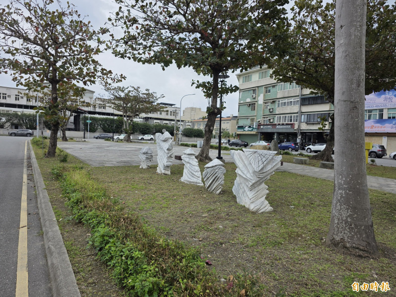 震後已拆除的翰品酒店對面的中美圓環也在藝廊斜對面，林滿津期盼將此改造成沒有圍牆的美術館。（記者花孟璟攝）