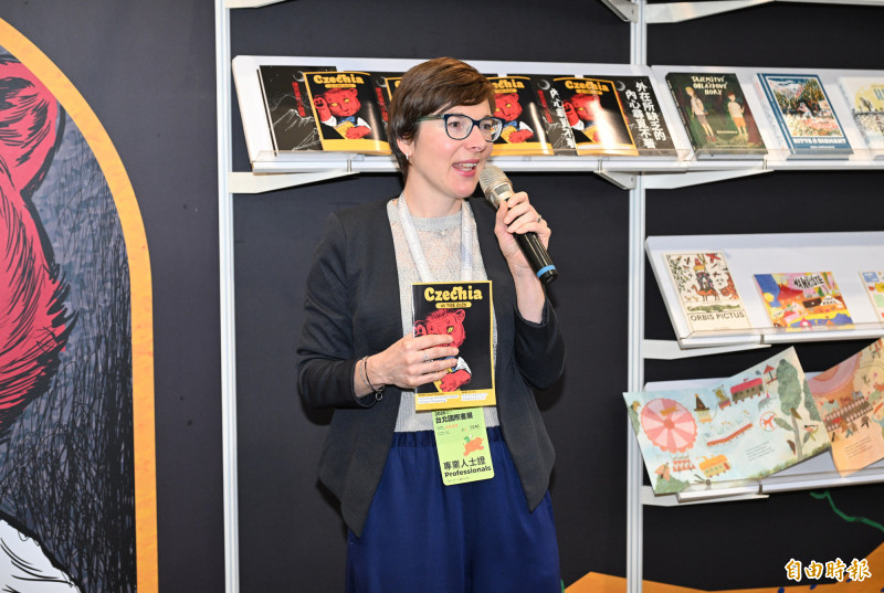 捷克中心台北特別邀請資深策展人Jitka Nesporova博士，策畫捷克館。（記者潘少棠攝）
