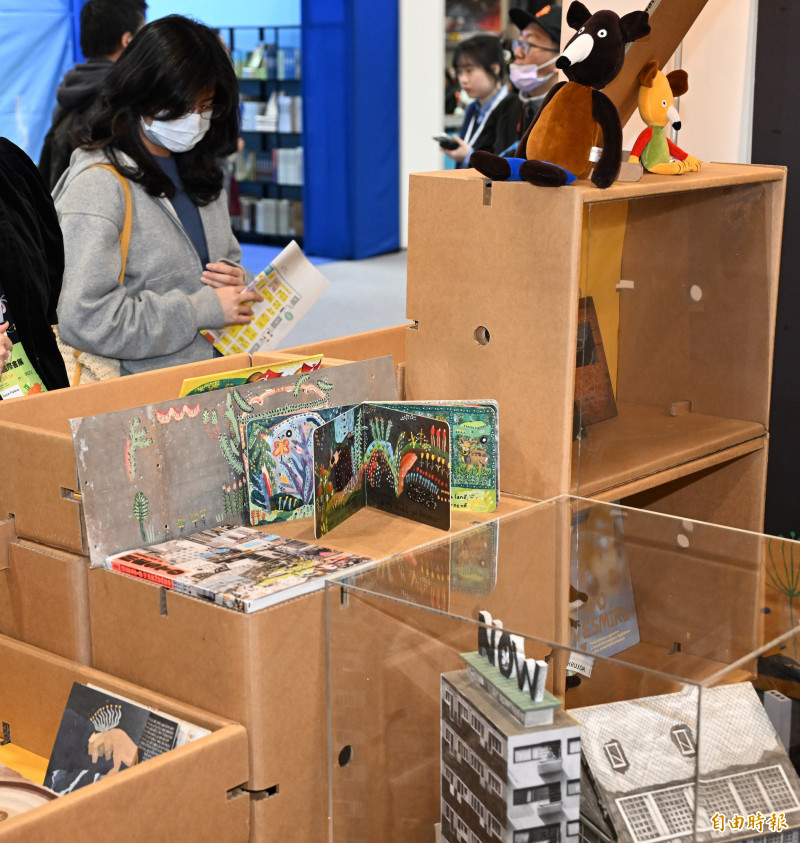 捷克館展出多件繪本、翻翻書翻玩「童書」的本質。（記者胡舜翔攝）