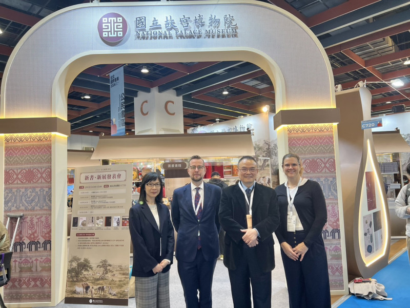 捷克經濟文化辦事處代表史坦格（左2）及副代表馬婷娜（右1），在故宮館與院長蕭宗煌（右2）、副院長佩瑾（左1）合影。（故宮提供）