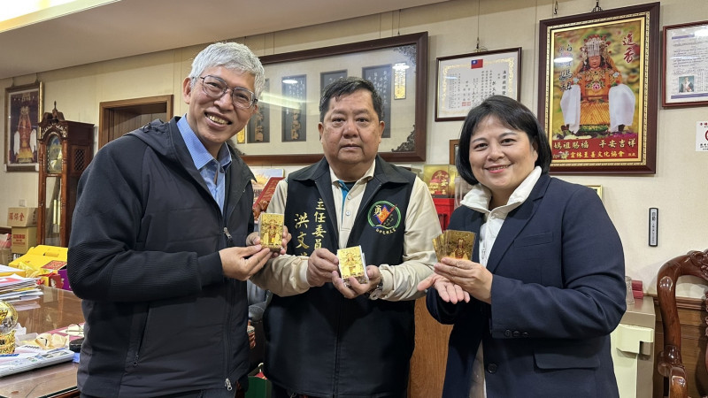 紙風車團長任建誠（左起）、白沙屯拱天宮主委洪文華及紙風車基金會執行長張敏宜合影。（紙風車提供）
