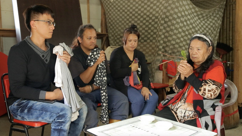 巫師楊安榮美yoifo（右一）替族人進行傳統儀式。（阿里山鄉山美社區發展協會提供）