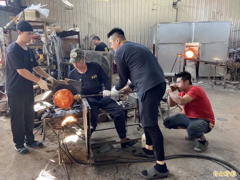 玲瓏窯工藝師林瑤農（坐者）與弟子們正在製作〈招財聚福〉作品。（記者周幸叡攝）