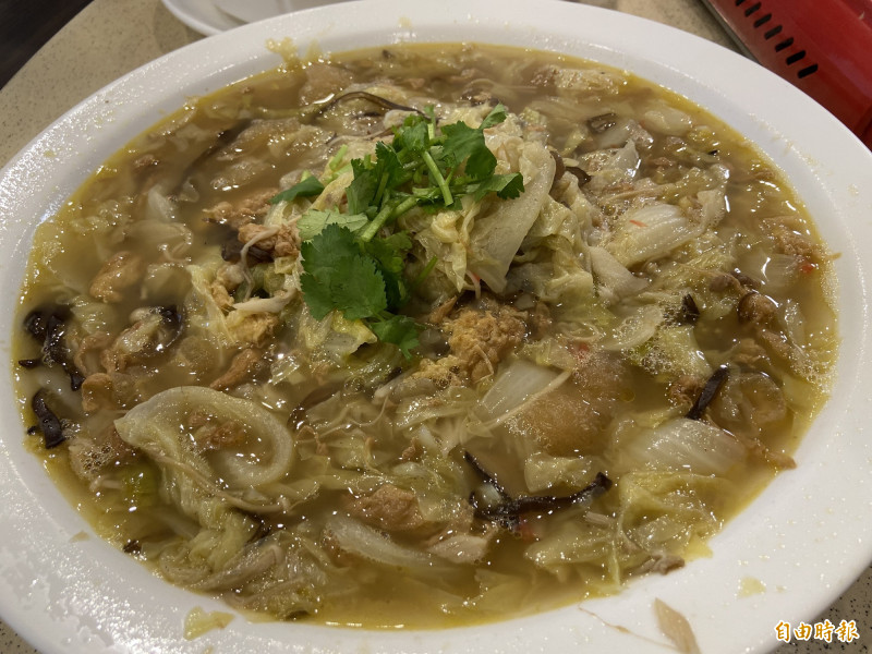 新漁人碼頭海鮮餐廳的古早白菜魯。（記者周幸叡攝）