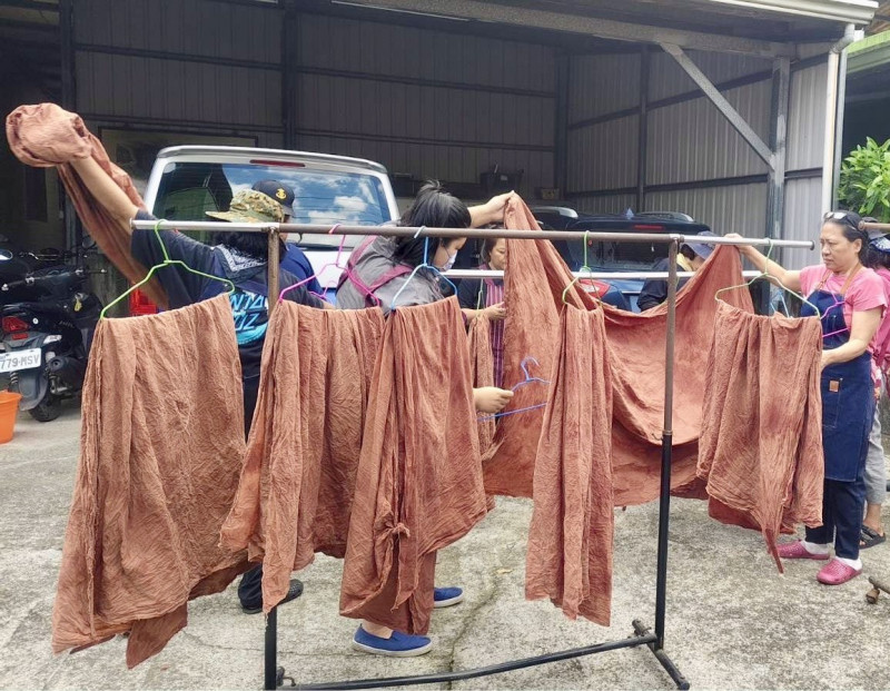 陳毓芳的工作室開設染布課程，讓學員體驗薯榔植物染。（原染撒喇蜜工坊提供）