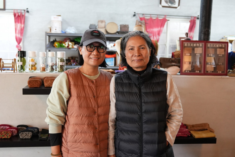 屏縣原住民工藝師陳毓芳（右）將染布工藝知識傳承給女兒。（屏東縣政府提供）