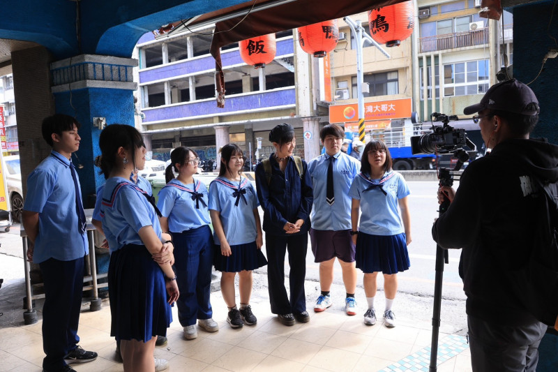 台南家齊高中與公視台語台《文化相放伴》合作，推出歷史走讀「穿越時空的逆襲：黃欣的硬派生存術」，學生化身導覽員。（家齊高中提供）