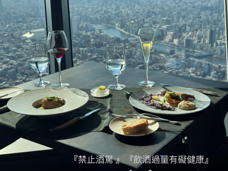 情人節和另一半同遊東京晴空塔，度過甜蜜時光。（郭麗蘭提供）