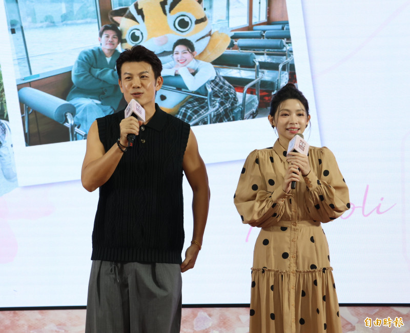 《2026苗栗玩透透》專刊出刊，邀請藝人陳志強、曾智希夫妻檔擔任代言人，兩人化身旅人帶遊客走遍苗栗。（記者張勳騰攝）