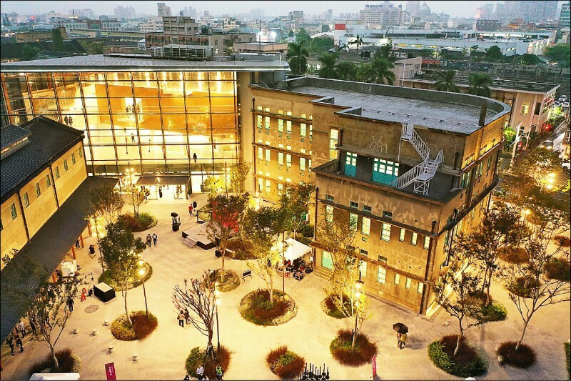 嘉美館前身為1930年代落成的舊菸酒公賣局嘉義分局，入夜後點燈美景璀璨。（嘉義市政府提供）