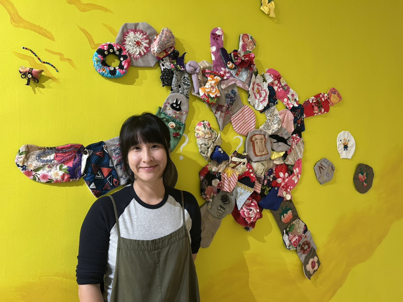 藝術家黃千倫集結眾人祝福為《虎城百家毯》增添新面貌。（台南生活美學館提供）