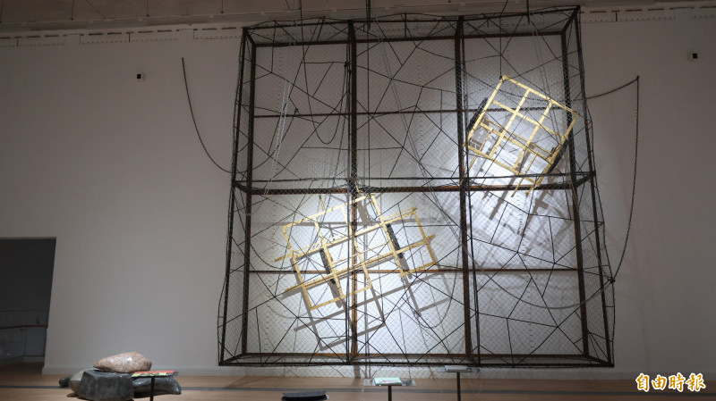 台灣藝術家邱承宏展出「親愛的你們」，由大理石礦場工作車與山體邊坡防護網組成。（記者黃政嘉攝）