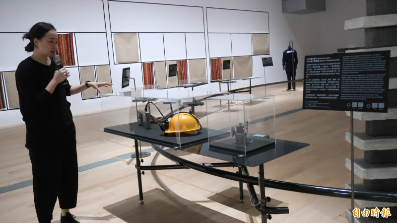 現場也展示新北市黃金博物館的磺火燈、猴硐礦工文史館提供的礦工頭燈組。（記者黃政嘉攝）