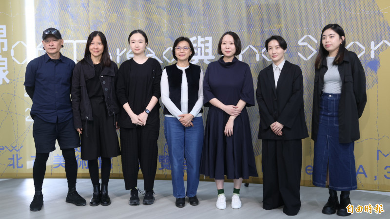 新北市美術館長賴香伶（中）與策展人王韓芳（左3）、鄒婷（右3）、參展藝術家合影，右2為高雅婷。（記者黃政嘉攝）