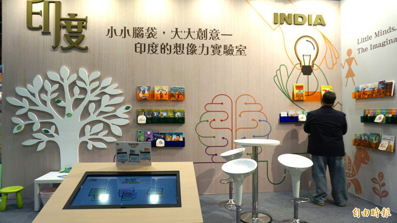 台北國際書展印度館以「小小腦袋，大大創意」為題聚焦兒童想像力。左為互動裝置「會思考的榕樹」。（記者董柏廷攝）
