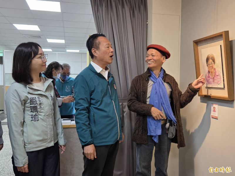 鹿草寫生會創辦人鄭炳煌（右）為嘉義縣長翁章梁（中）、鹿草鄉長嚴珮瑜（左）導覽解說。（記者王善嬿攝）