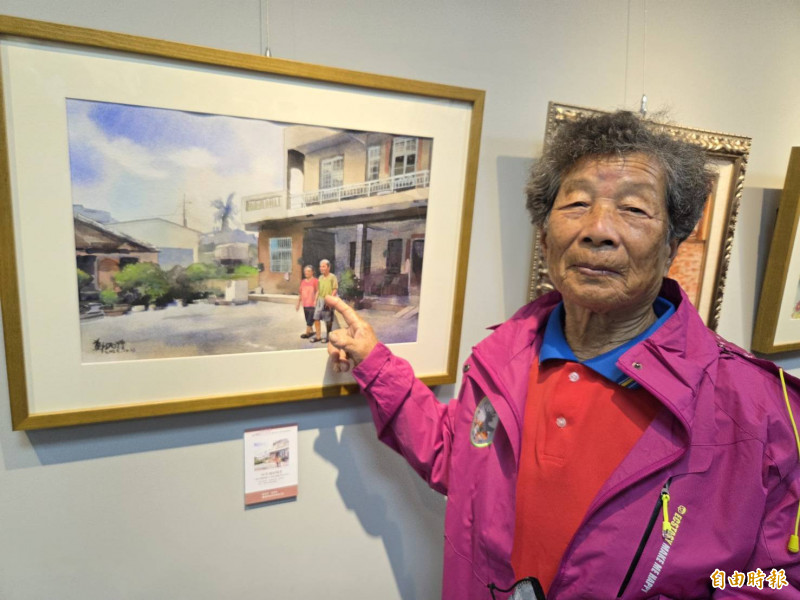 85歲阿嬤成為畫中主角，還因此得知原來畫家鄭炳煌是兒子的同學。（記者王善嬿攝）