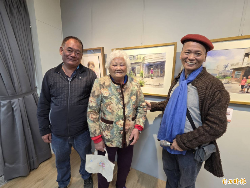 松竹村長林明助（左）今天看到母親當主角的畫作，開心又驕傲。（記者王善嬿攝）