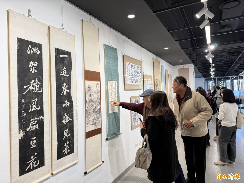 雲林科技大學電子系教授薛雅馨收集父親薛順雄與已故母親周喜世兩人創作，在豐泰文教基金會綠園區辦兩人人生首次個展。（記者李文德攝）