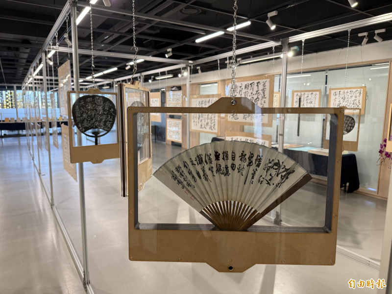 雲林科技大學電子系教授薛雅馨收集父親薛順雄與已故母親周喜世兩人創作，在豐泰文教基金會綠園區辦兩人人生首次個展。（記者李文德攝）