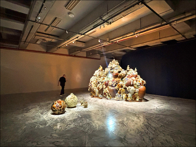 李受俓「轉譯瓷瓶」系列作品。