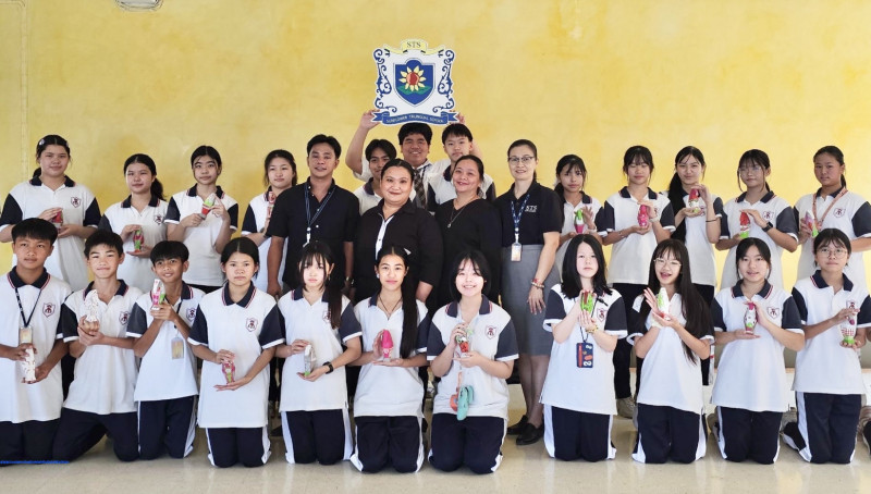 台日泰三校共繪生肖創作展現跨文化交流成果。（高市教育局提供）