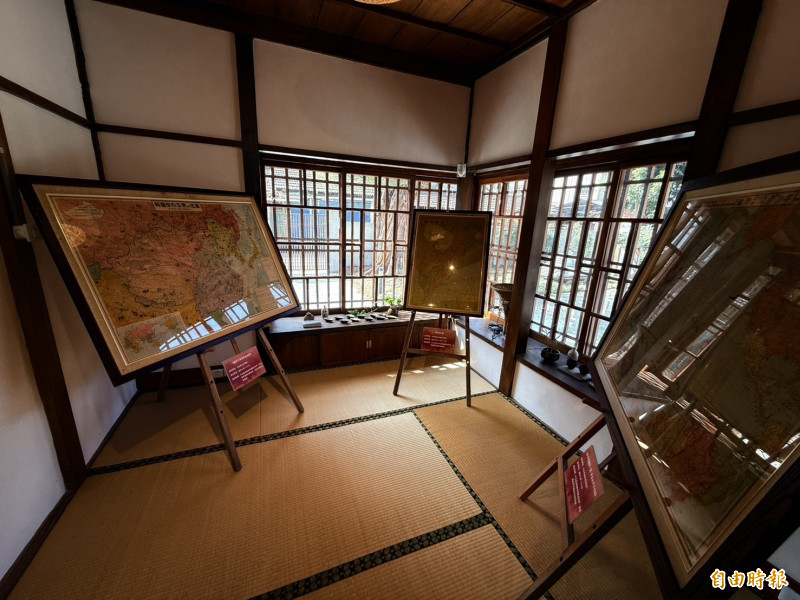 雲林縣政府與台灣公益CEO協會，邀請專門研究文史、文化資產的竹山正覺寺顧問團副團長張敦智，將珍藏12幅古地圖及各國馬年紀念幣在虎尾出張所所長宿舍展出。（記者李文德攝）