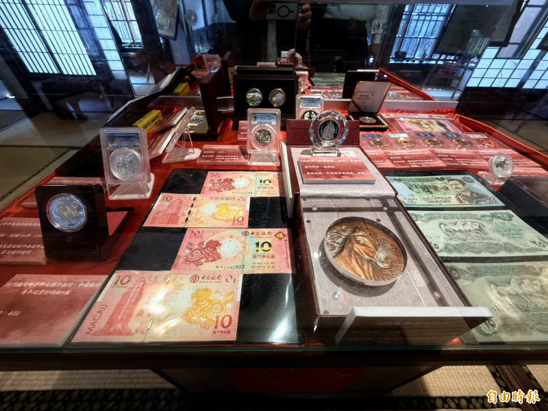 展場上更展出近30年來各國馬年紀念幣。（記者李文德攝）