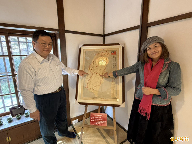 雲林縣政府與台灣公益CEO協會，邀請專門研究文史、文化資產的竹山正覺寺顧問團副團長張敦智（左），將珍藏12幅古地圖展出。（記者李文德攝）