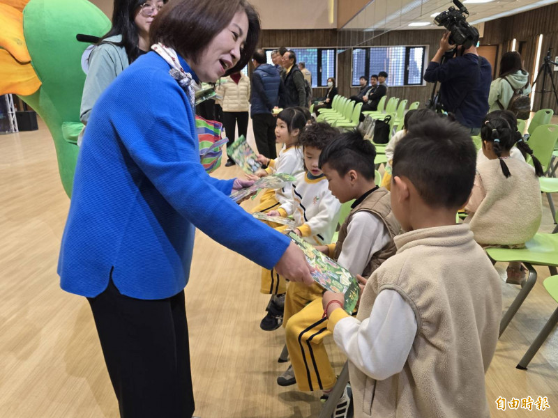 縣長周春米發紅包給小朋友。（記者葉永騫攝）