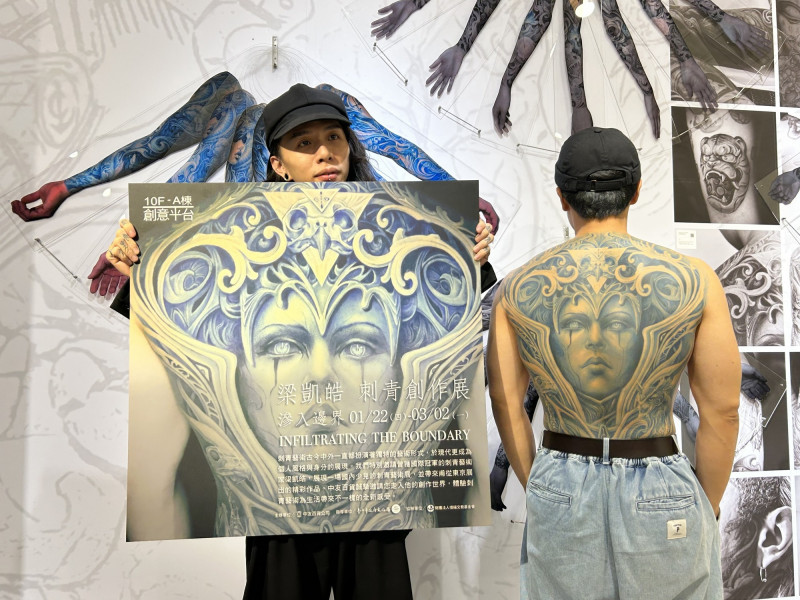 刺青藝術家梁凱皓（左）個展「滲入邊界」 即日在中友百貨展出，共27件。（中友百貨提供）