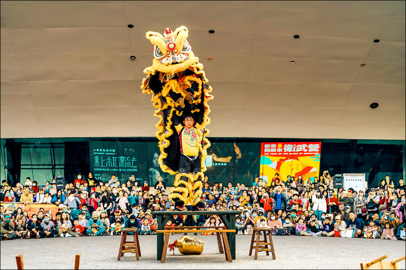 高雄兩廣龍獅戰鼓團將於初三在北廣場演出《醒獅鑼鼓賀吉祥》。（陳建豪攝，衛武營提供）