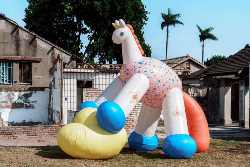 高雄市文化局攜手藝術家吳騏打造三座馬年造型大型氣球燈「馬吉」迎接農曆新年。（高雄市文化局提供）