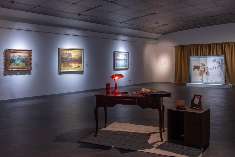 展覽空間設計為一處被反覆整理的私人書房，展出林玉山的〈獻馬圖〉（右）、陳澄波〈阿里山遙望玉山〉（左1）等作品。（高美館提供）