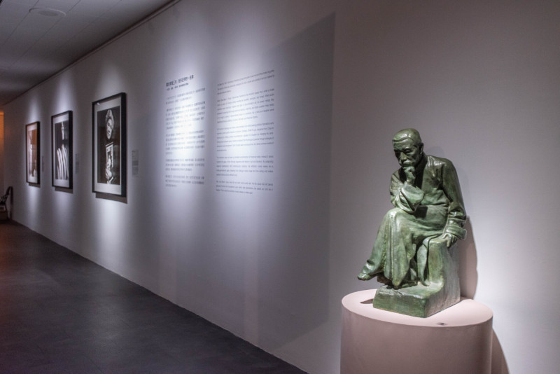 蒲添生〈詩人〉（右）38×28×72公分，青銅。1947。（高美館提供）